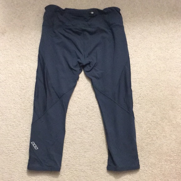 Lorna Jane Crops - Size L - Picture 2 of 2